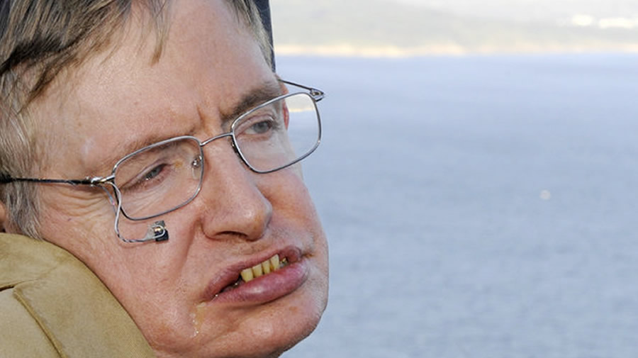 Stephen Hawking em uma viagem ao Cabo Finisterre na Espanha em 2008. O cientista se casou e se divorciou duas vezes e teve três filhos.