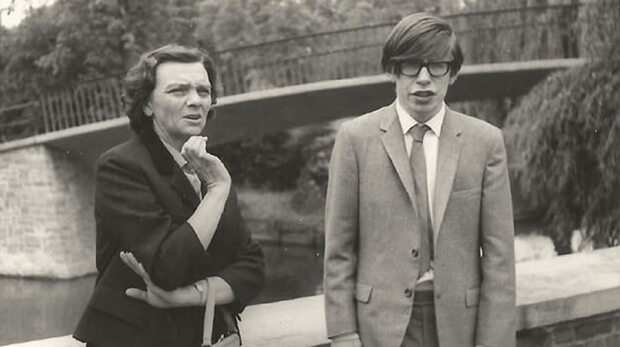 Stephen Hawking com a sua mãe Isobel