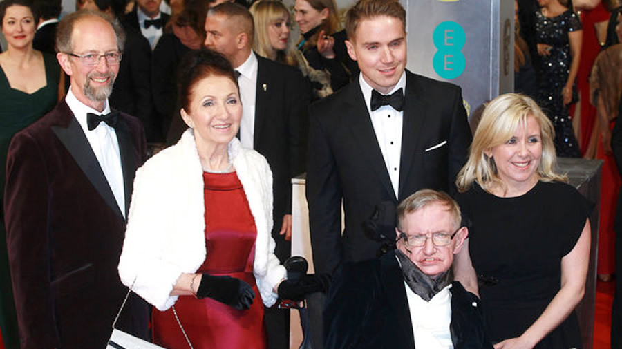 Stephen Hawking, Jane Wilde Hawking e sua família participam dos British Academy Film Awards no The Royal Opera House em 8 de fevereiro de 2015 em Londres.