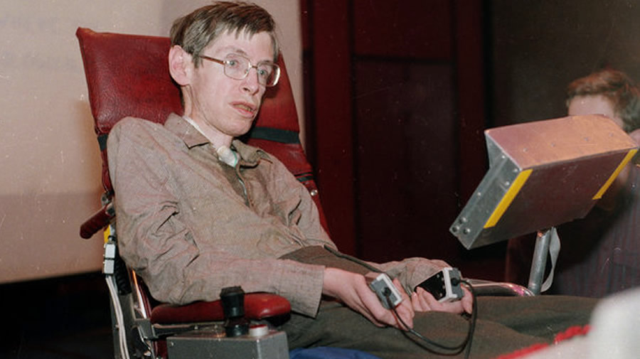 Stephen Hawking, em Chicago, em 15 de dezembro de 1986. Depois que Hawking perdeu a voz para a pneumonia no ano anterior, o cientista da computação Walter Woltosz lhe deu um dispositivo que o ajudou a vocalizar as palavras que ele digitou.