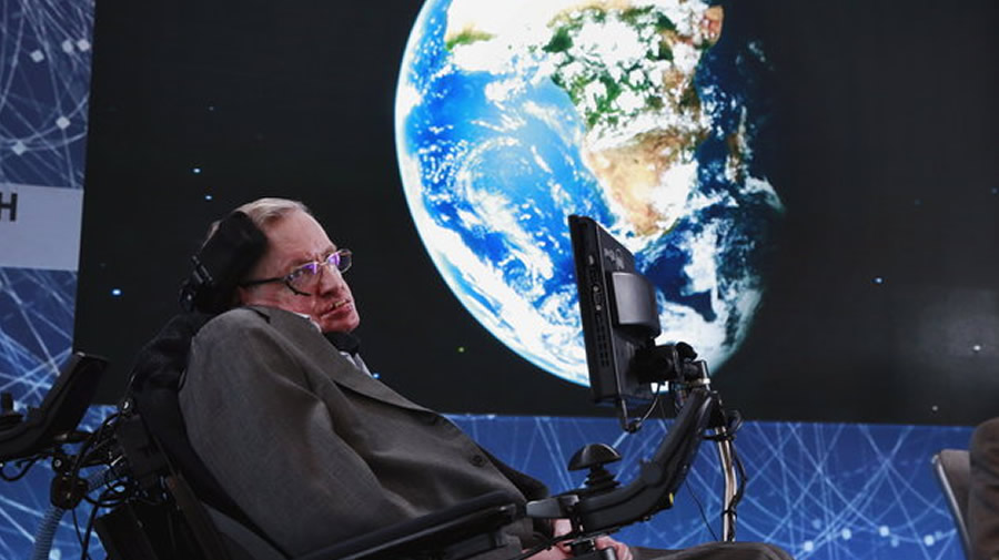 Às 74 anos, Stephen Hawking senta no palco ao longo do anúncio da iniciativa Breakthrough Starshot com o investidor Yuri Milner em Nova York em 12 de abril de 2016.