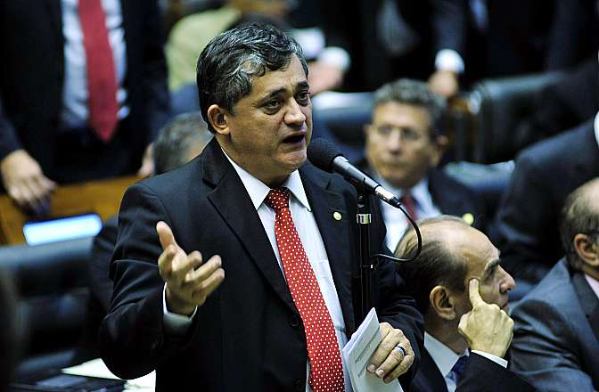 “Governo Bolsonaro vai produzir legião de pobres com essa reforma”, avalia José Guimarães