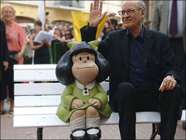 Mafalda e Quino durante inauguração da praça que leva o nome da personagem