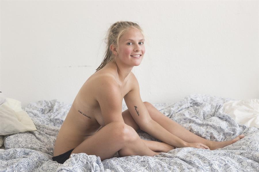 Após ter fotos nua divulgadas por ex-namorado, dinamarquesa decide expor nudez na internet