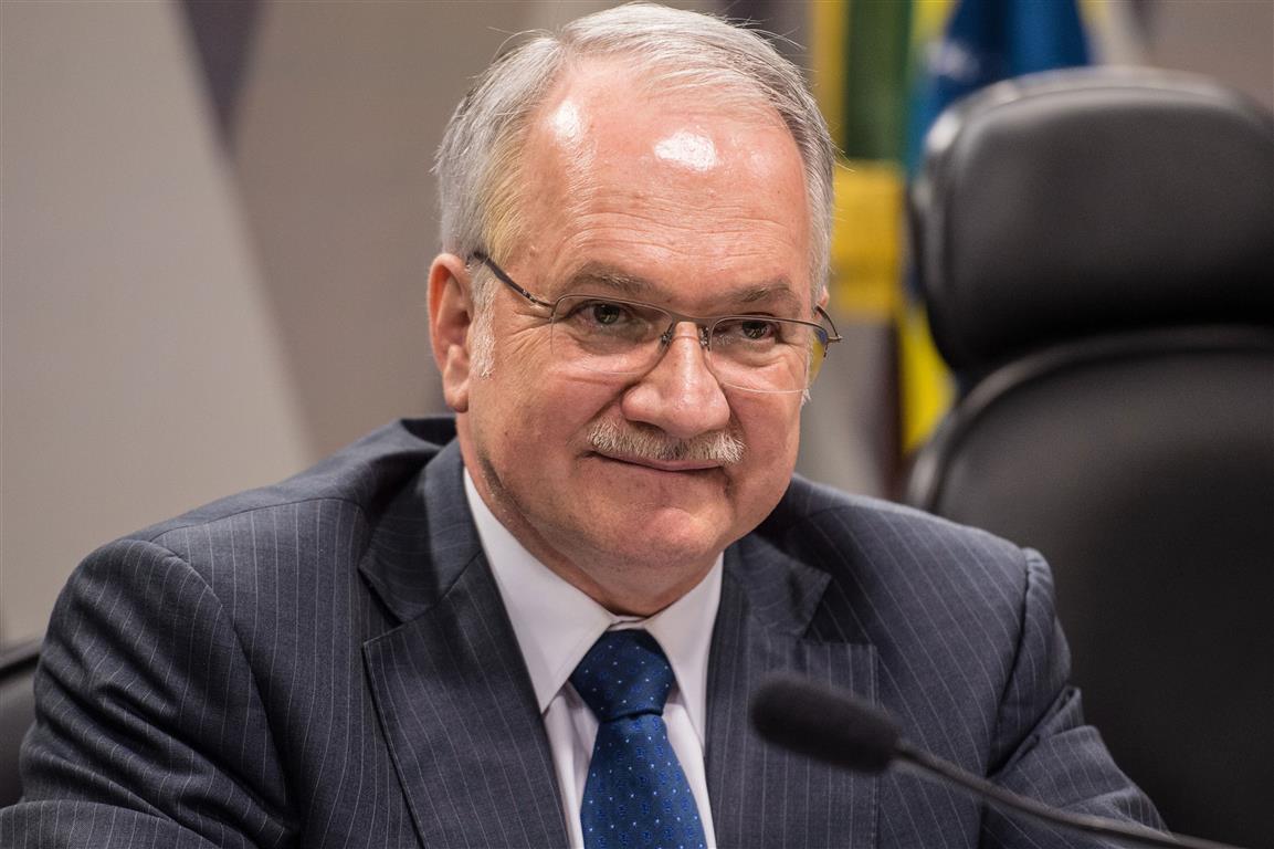 Em carta, 236 juristas condenam manobra de Fachin contra Lula