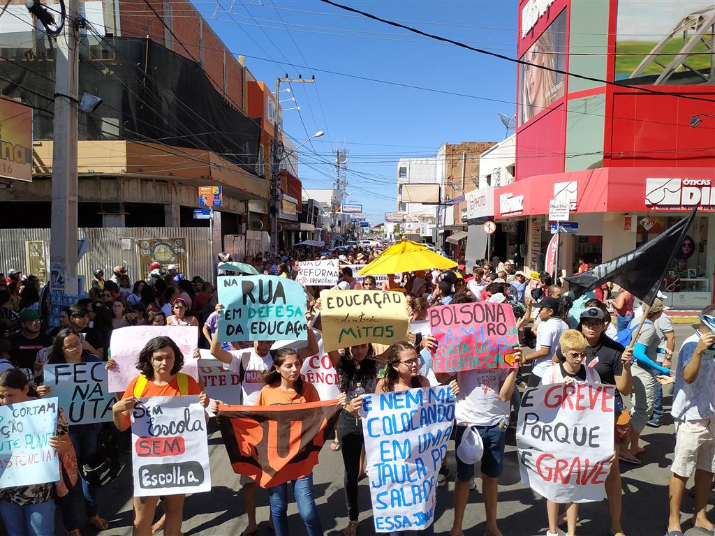 Mais de mil pessoas ocuparam as ruas de Iguatu na Paralisação do dia 13 de Agosto