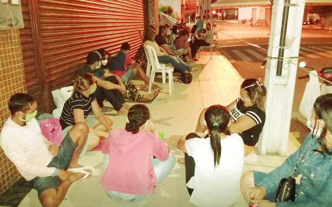 Coronavírus: População de Iguatu faz filas noturnas em banco para receber Auxilio Emergencial do governo