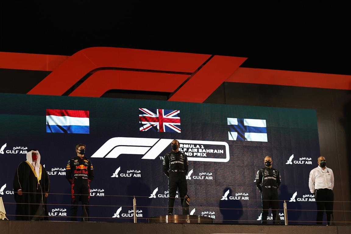 Lewis Hamilton vence Verstappen no Bahrein e disputas acirradas voltam a F1