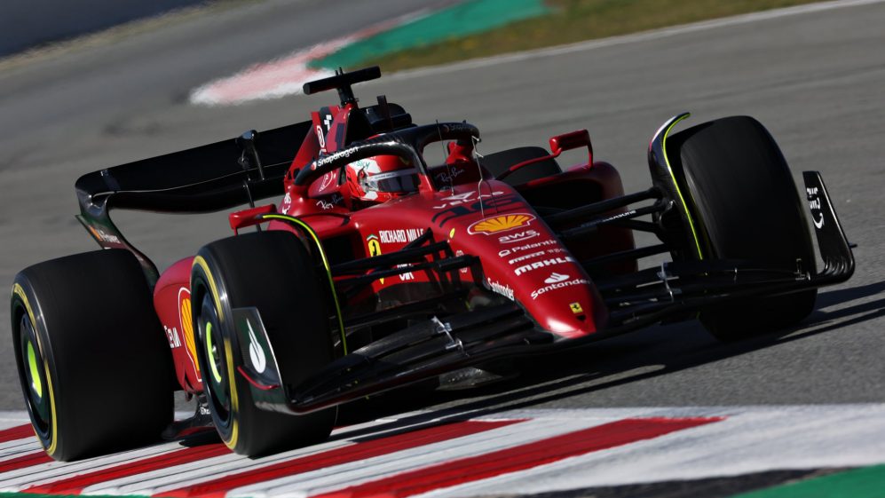 Leclerc da Ferrari marca melhor tempo no primeiro treino na Espanha
