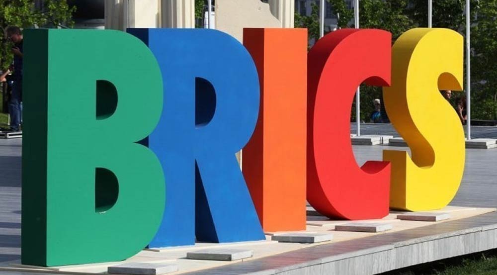Financista chinês avisa, BRICS deve reduzir sua dependência do dólar