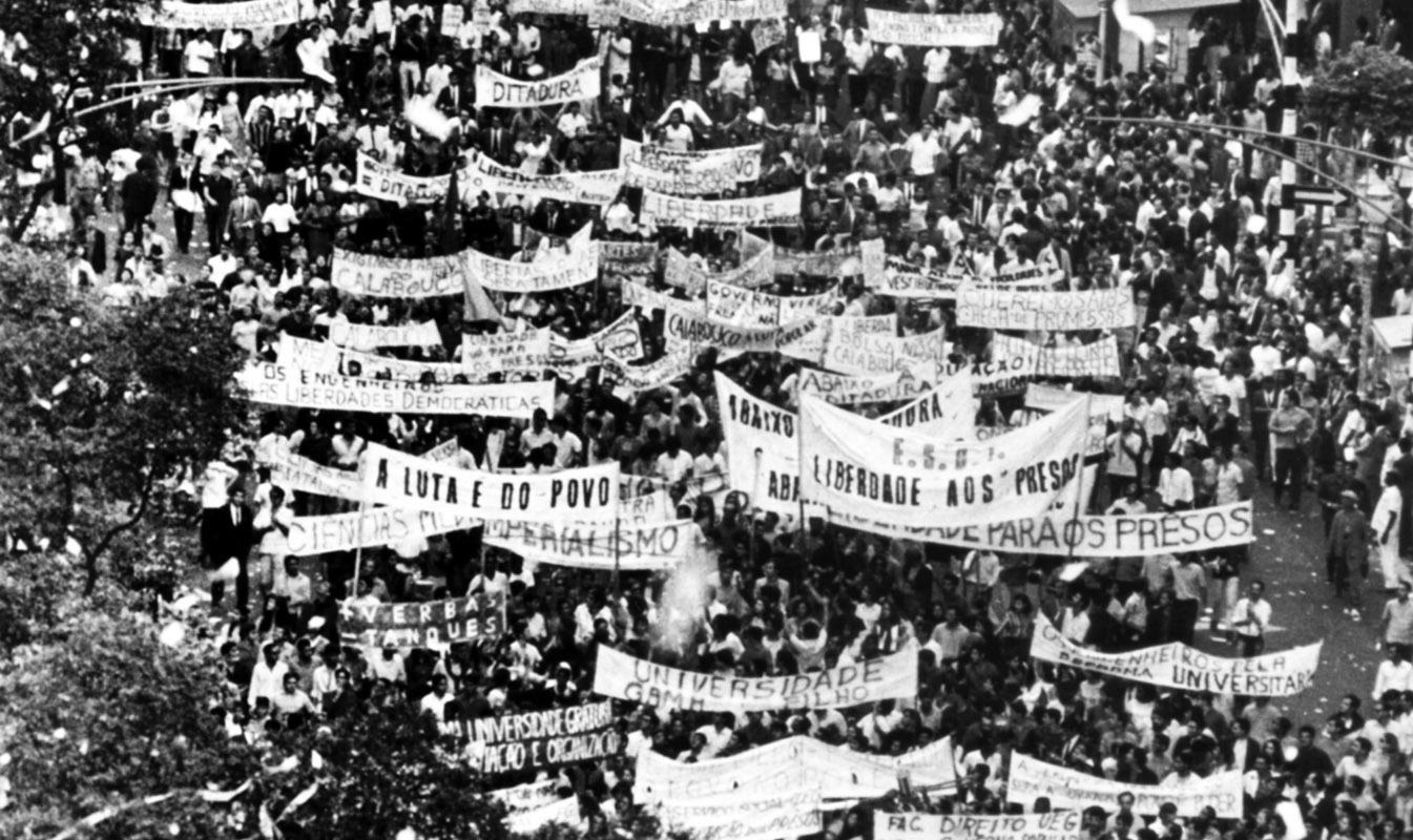 Concentração dos manifestantes na Cinelândia mostra a dimensão do que foi a maior passeata desde o golpe militar de 1º de abril de 1964